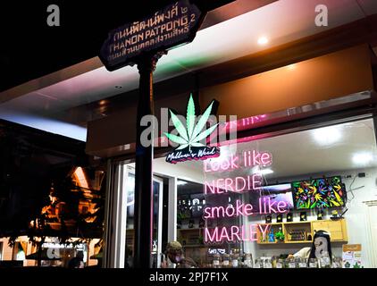 Bangkok, Thailand. 30. März 2023. Eine Detailansicht des Marihuana Outlets von Mellow's Weed. Bangkoks berüchtigtes Rotlicht-Unterhaltungsviertel Patpong wurde seit der COVID-19-Pandemie wieder eröffnet. Es ist wieder ein Street Food Nachtmarkt mit nur wenigen Go Go Go Bars, 2 Straßen bieten auch Souvenirs, Kleidung und Schmuck. Seit der Legalisierung von Marihuana am 9. Juni wurden auch Marihuana-Verkaufsstellen in der Region eröffnet. (Credit Image: © Paul Lakatos/SOPA Images via ZUMA Press Wire) NUR ZUR REDAKTIONELLEN VERWENDUNG! Nicht für den kommerziellen GEBRAUCH! Stockfoto