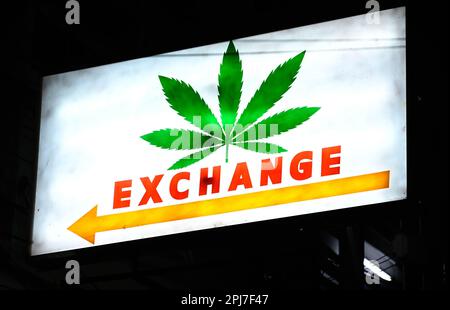 Bangkok, Thailand. 30. März 2023. Detailansicht eines Neonschilds für Gras/Marihuana. Bangkoks berüchtigtes Rotlicht-Unterhaltungsviertel Patpong wurde seit der COVID-19-Pandemie wieder eröffnet. Es ist wieder ein Street Food Nachtmarkt mit nur wenigen Go Go Go Bars, 2 Straßen bieten auch Souvenirs, Kleidung und Schmuck. Seit der Legalisierung von Marihuana am 9. Juni wurden auch Marihuana-Verkaufsstellen in der Region eröffnet. (Credit Image: © Paul Lakatos/SOPA Images via ZUMA Press Wire) NUR ZUR REDAKTIONELLEN VERWENDUNG! Nicht für den kommerziellen GEBRAUCH! Stockfoto