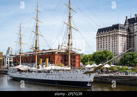 Buenos Aires / Argentinien - November 16 2018: Seitenansicht von Fragata Sarmiento, einem Museumsschiff in Argentinien, das ursprünglich als Trainingsschiff für Stockfoto