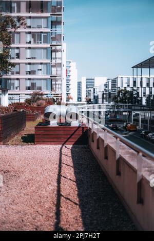 Die vertikale Aufnahme von dieser erhöhten Position bietet einen Blick auf eine architektonisch markante Straße, die das moderne Design in einer urbanen Umgebung zeigt Stockfoto