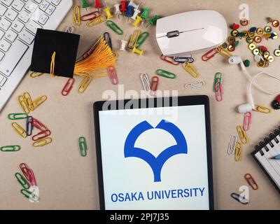 Deutschland. 31. März 2023. In dieser Fotoabbildung wird das Logo der Universität Osaka auf einem Tablet angezeigt. (Kreditbild: © Igor Golovniov/SOPA Images via ZUMA Press Wire) NUR REDAKTIONELLE VERWENDUNG! Nicht für den kommerziellen GEBRAUCH! Stockfoto