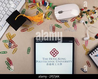 Deutschland. 31. März 2023. In dieser Fotoabbildung ist das Logo der Hong Kong Polytechnic University auf einem Tablet zu sehen. (Kreditbild: © Igor Golovniov/SOPA Images via ZUMA Press Wire) NUR REDAKTIONELLE VERWENDUNG! Nicht für den kommerziellen GEBRAUCH! Stockfoto