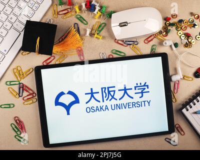 Deutschland. 31. März 2023. In dieser Fotoabbildung wird das Logo der Universität Osaka auf einem Tablet angezeigt. (Kreditbild: © Igor Golovniov/SOPA Images via ZUMA Press Wire) NUR REDAKTIONELLE VERWENDUNG! Nicht für den kommerziellen GEBRAUCH! Stockfoto