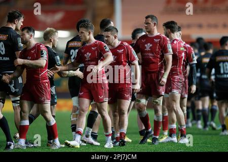 Llanelli, Großbritannien. 31. März 2023. Die Spieler schütteln sich am Ende des Spiels Scarlets gegen Brive EPCR Challenge Cup Rugby die Hand. Kredit: Gruffydd Thomas/Alamy Stockfoto