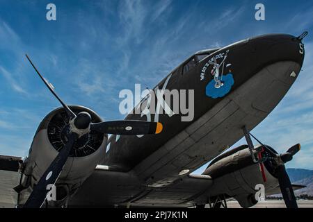 Ein Kampfbomber aus dem Zweiten Weltkrieg von Corsair ist im Palm Springs Air Museum ausgestellt Stockfoto