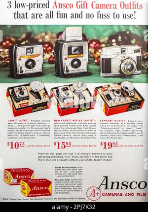 Ansco Kameras und Film, Geschenkpaket Werbung in einer Zeitschrift NatGeo, Dezember 1959 Stockfoto