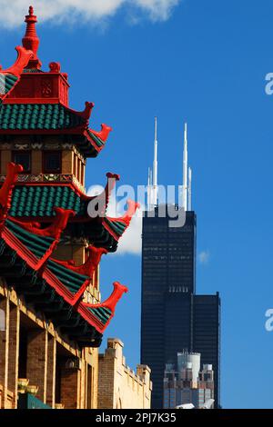 Die asiatisch inspirierten Gebäude von Chicagos Chinatown teilen sich den Himmel mit dem Willis Tower Stockfoto