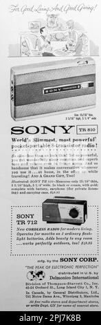Tragbares schnurloses Radio von Sony – Sony TR 712, 81 – Radiowerbung in einer Zeitschrift NatGeo, November 1959 Stockfoto