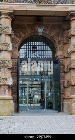 Moderner Glaseingang zum ehemaligen viktorianischen Gefängnis, Belfast Touristenattracion The Crumlin Road Gaol Experience. Stockfoto