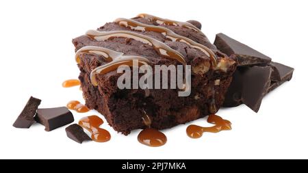 Köstliches Schokoladen-Brownie mit Nüssen und Karamellsauce auf weißem Hintergrund Stockfoto