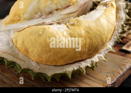 Frische, reife Durian auf Holzbrett, Nahaufnahme Stockfoto