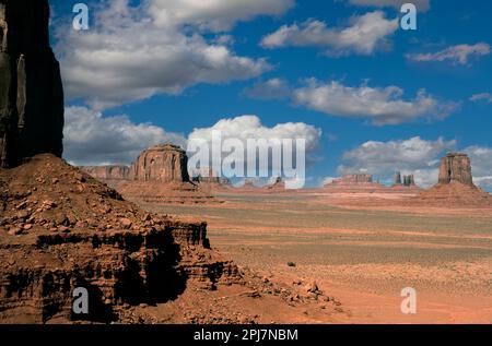 Blick vom Nordfenster, Elephant Butte auf der linken Seite, Monument Valley, Arizona, USA Stockfoto