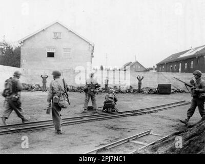 Foto, das angeblich eine unerlaubte Hinrichtung von SS-Truppen auf einer Kohlewerft im Bereich des Konzentrationslagers Dachau während seiner Befreiung zeigt Stockfoto