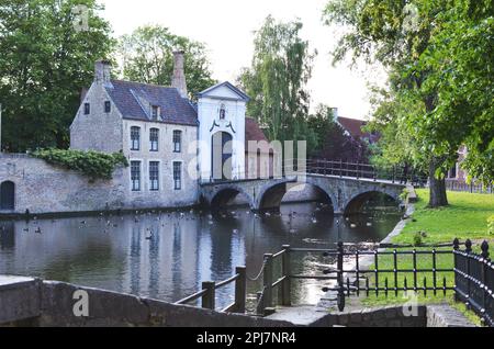 BRÜGGE, BELGIEN - 14. JUNI 2019: Brücke über den Kanal und Eingangstor zum Prinzessingen Ten Wijngaerde Stockfoto