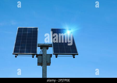 Moderne Sonnenkollektoren vor blauem Himmel, niedrige Sicht. Alternative Energie Stockfoto