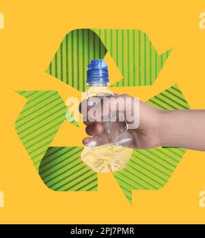 Abbildung: Recycling-Symbol und Frau mit Kunststoffflasche auf orangefarbenem Hintergrund, Nahaufnahme Stockfoto