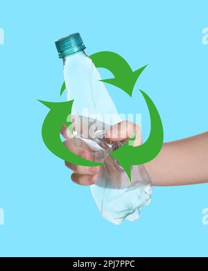 Abbildung: Recycling-Symbol und Frau mit zerknitterter Plastikflasche auf türkisfarbenem Hintergrund, Nahaufnahme Stockfoto