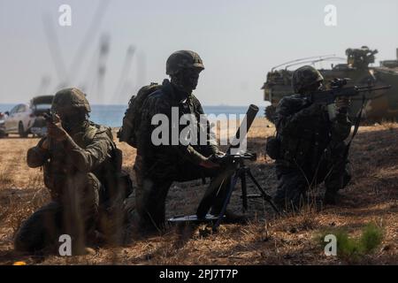 HWAJIN-RI BEACH, Republik Südkorea (28. März 2023) – während Ssang Yong 23 richteten die Marines der Republik Korea ein M224 60-mm-Mörtelsystem ein. Anlässlich des 70.-jährigen Bestehens der Allianz zwischen den USA und der Russischen Föderation stärkt Ssang Young 2023 die Allianz durch bilaterale gemeinsame Schulungen, trägt zur gemeinsamen Verteidigung der koreanischen Halbinsel durch die Russische Föderation bei und erhöht die Bereitschaft der Allianz zwischen den USA und der Russischen Föderation. (USA Marinekorps Foto von Sergeant Nicolas Atehortua) Stockfoto