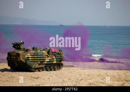 HWAJIN-RI BEACH, Republik Südkorea (28. März 2023) – die Marines der Republik Korea rauchen während einer Amphibienlandung nach Ssang Yong 23. Anlässlich des 70.-jährigen Bestehens der Allianz zwischen den USA und der Russischen Föderation stärkt Ssang Young 2023 die Allianz durch bilaterale gemeinsame Schulungen, trägt zur gemeinsamen Verteidigung der koreanischen Halbinsel durch die Russische Föderation bei und erhöht die Bereitschaft der Allianz zwischen den USA und der Russischen Föderation. (USA Marinekorps Foto von Sergeant Nicolas Atehortua) Stockfoto