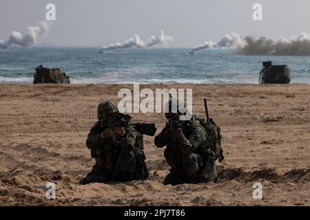 HWAJIN-RI BEACH, Republik Korea (29. März 2023) – während Ssang Young 23 bieten Marines der Republik Korea Sicherheit an einem Strand. Anlässlich des 70.-jährigen Bestehens der Allianz zwischen den USA und der Russischen Föderation stärkt Ssang Young 2023 die Allianz durch bilaterale gemeinsame Schulungen, trägt zur gemeinsamen Verteidigung der koreanischen Halbinsel durch die Russische Föderation bei und erhöht die Bereitschaft der Allianz zwischen den USA und der Russischen Föderation. (USA Marinekorps Foto von Sergeant Nicolas Atehortua) Stockfoto