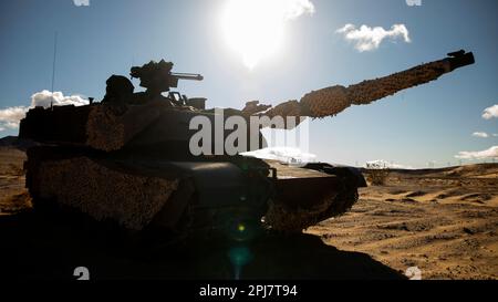 Soldaten, die dem "Hound Battalion" zugeteilt sind 3. Bataillon, 67. Panzerregiment, 2. Panzerbrigade-Kampfteam, 3. Infanteriedivision, treibt den modernisierten M1A2 SEPv3 Abrams-Panzer in Fort Irwin, Kalifornien, 28. Februar 2023. Die Spartanische Brigade, die modernste Brigade der Armee, schloss ihre Rotation NTC 23-05 ab und machte sie nicht nur zur bestausgestatteten, sondern auch zur tödlichsten Einheit im amerikanischen Arsenal, während die Armee sich dem Aufbau der Armee von 2030 nähert. (USA Armeefoto von Sergeant Dre Stout) Stockfoto