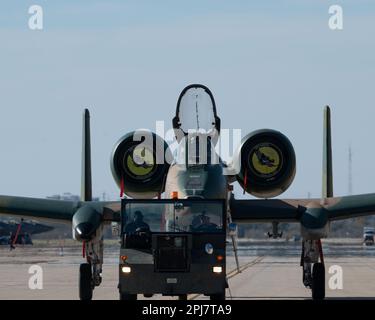 USA Air Force Senior Airmen Anwar Allen, Tory Decuir und Collin McCoy, A-10C Thunderbolt II Demonstrationsteamchefs, Abschleppen einer A-10 auf dem Davis-Monthan Air Force Base, Arizona, 26. März 2023. Das A-10 Demo-Team reist zu Messen im ganzen Land und auch international, um die Kampfmöglichkeiten der A-10 hervorzuheben. (USA Air Force Foto von Staff Sgt. Nicholas Ross) Stockfoto