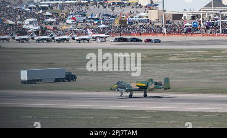 USA Air Force Capt. Lindsay „MAD“ Johnson, A-10C Thunderbolt II Demonstrationsteampilot, Taxis über die Fluglinie am Luftwaffenstützpunkt Davis-Monthan, Arizona, 26. März 2023. Das A-10 Demonstrationsteam reist durch das Land zu verschiedenen Flugshows, um die Fähigkeiten der A-10 und ihrer Flugzeuge sowie ihre Beiträge zur Luftwaffenmission und zur nationalen Sicherheit zu demonstrieren Air Force Foto von Staff Sgt. Nicholas Ross) Stockfoto