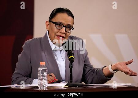 Mexiko-Stadt, Mexiko. 31. März 2023. Die mexikanische Ministerin für Sicherheit und Bürgerschutz, Rosa Icela Rodriguez, bestätigt auf einer Pressekonferenz im Nationalpalast in Mexiko-Stadt die Inhaftierung der am Tod von Migranten beteiligten Personen in der Einwanderungsstation in Juarez-Stadt, Chihuahua. Am 31. März 2023 in Mexiko-Stadt, Mexiko (Kreditbild: © Luis Barron/Eyepix via ZUMA Press Wire) NUR REDAKTIONELLER GEBRAUCH! Nicht für den kommerziellen GEBRAUCH! Kredit: ZUMA Press, Inc./Alamy Live News Stockfoto