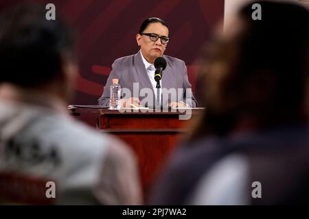 Mexiko-Stadt, Mexiko. 31. März 2023. Die mexikanische Ministerin für Sicherheit und Bürgerschutz, Rosa Icela Rodriguez, bestätigt auf einer Pressekonferenz im Nationalpalast in Mexiko-Stadt die Inhaftierung der am Tod von Migranten beteiligten Personen in der Einwanderungsstation in Juarez-Stadt, Chihuahua. Am 31. März 2023 in Mexiko-Stadt, Mexiko (Kreditbild: © Luis Barron/Eyepix via ZUMA Press Wire) NUR REDAKTIONELLER GEBRAUCH! Nicht für den kommerziellen GEBRAUCH! Kredit: ZUMA Press, Inc./Alamy Live News Stockfoto