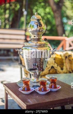 Traditionelle türkische Teetrinken mit Tasse türkischen Tee und Kupfer Teekanne Stockfoto