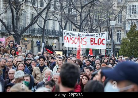 Marseille, Frankreich. 30. März 2023. Demonstranten halten während der Demonstration ein Banner, auf dem sie ihre Meinung zum Ausdruck bringen. Auf Aufruf der Organisation "Les Aufstände der Erde" wurden in den großen Städten Frankreichs Kundgebungen vor den Präfekturen und Rathäusern organisiert, um gegen Polizeigewalt zu protestieren. Mehrere hundert Menschen versammelten sich vor der Präfektur, um den Rücktritt des Innenministers Gérald Darmanin zu fordern. Kredit: SOPA Images Limited/Alamy Live News Stockfoto