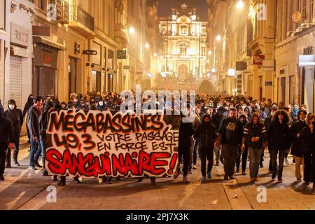 Marseille, Frankreich. 30. März 2023. Eine Menge Demonstranten hält ein Banner, auf dem sie ihre Meinung während der Demonstration zum Ausdruck bringen. Auf Aufruf der Organisation "Les Aufstände der Erde" wurden in den großen Städten Frankreichs Kundgebungen vor den Präfekturen und Rathäusern organisiert, um gegen Polizeigewalt zu protestieren. Mehrere hundert Menschen versammelten sich vor der Präfektur, um den Rücktritt des Innenministers Gérald Darmanin zu fordern. Kredit: SOPA Images Limited/Alamy Live News Stockfoto