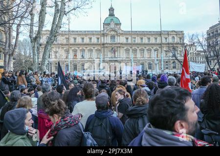 Marseille, Frankreich. 30. März 2023. Demonstranten versammeln sich vor der Präfektur Marseille, um die Polizeigewalt während der Demonstration anzuprangern. Auf Aufruf der Organisation "Les Aufstände der Erde" wurden in den großen Städten Frankreichs Kundgebungen vor den Präfekturen und Rathäusern organisiert, um gegen Polizeigewalt zu protestieren. Mehrere hundert Menschen versammelten sich vor der Präfektur, um den Rücktritt des Innenministers Gérald Darmanin zu fordern. Kredit: SOPA Images Limited/Alamy Live News Stockfoto