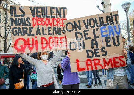 Marseille, Frankreich. 30. März 2023. Demonstranten halten während der Demonstration Plakate, auf denen ihre Meinung zum Ausdruck gebracht wird. Auf Aufruf der Organisation "Les Aufstände der Erde" wurden in den großen Städten Frankreichs Kundgebungen vor den Präfekturen und Rathäusern organisiert, um gegen Polizeigewalt zu protestieren. Mehrere hundert Menschen versammelten sich vor der Präfektur, um den Rücktritt des Innenministers Gérald Darmanin zu fordern. Kredit: SOPA Images Limited/Alamy Live News Stockfoto