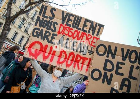 Marseille, Frankreich. 30. März 2023. Demonstranten halten während der Demonstration Plakate, auf denen ihre Meinung zum Ausdruck gebracht wird. Auf Aufruf der Organisation "Les Aufstände der Erde" wurden in den großen Städten Frankreichs Kundgebungen vor den Präfekturen und Rathäusern organisiert, um gegen Polizeigewalt zu protestieren. Mehrere hundert Menschen versammelten sich vor der Präfektur, um den Rücktritt des Innenministers Gérald Darmanin zu fordern. Kredit: SOPA Images Limited/Alamy Live News Stockfoto