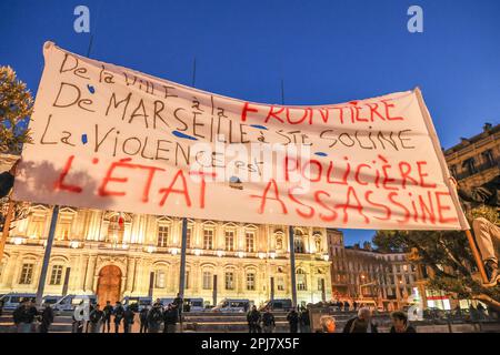 Marseille, Frankreich. 30. März 2023. Während der Demonstration wird ein Banner angezeigt, das die Meinung der Demonstranten ausdrückt. Auf Aufruf der Organisation "Les Aufstände der Erde" wurden in den großen Städten Frankreichs Kundgebungen vor den Präfekturen und Rathäusern organisiert, um gegen Polizeigewalt zu protestieren. Mehrere hundert Menschen versammelten sich vor der Präfektur, um den Rücktritt des Innenministers Gérald Darmanin zu fordern. (Foto: Denis Thaust/SOPA Images/Sipa USA) Guthaben: SIPA USA/Alamy Live News Stockfoto