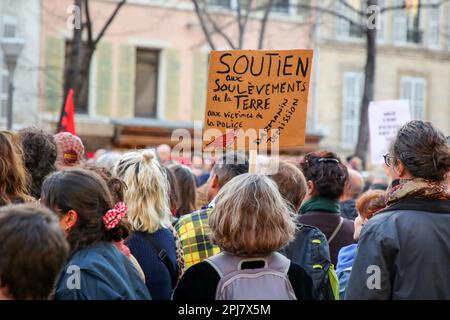 Marseille, Frankreich. 30. März 2023. Ein Protestteilnehmer hält während der Demonstration ein Plakat, auf dem seine Meinung zum Ausdruck kommt. Auf Aufruf der Organisation "Les Aufstände der Erde" wurden in den großen Städten Frankreichs Kundgebungen vor den Präfekturen und Rathäusern organisiert, um gegen Polizeigewalt zu protestieren. Mehrere hundert Menschen versammelten sich vor der Präfektur, um den Rücktritt des Innenministers Gérald Darmanin zu fordern. (Foto: Denis Thaust/SOPA Images/Sipa USA) Guthaben: SIPA USA/Alamy Live News Stockfoto