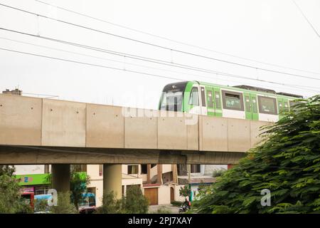 Elektrozug fährt durch Lima Peru Stockfoto