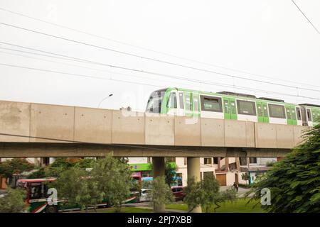 Elektrozug fährt durch Lima Peru Stockfoto