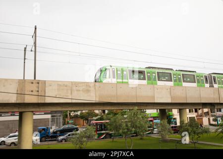 Elektrozug fährt durch Lima Peru Stockfoto