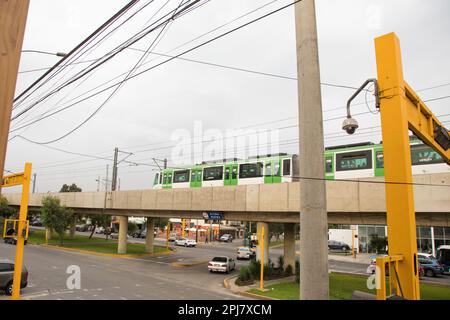 Elektrozug fährt durch Lima Peru Stockfoto