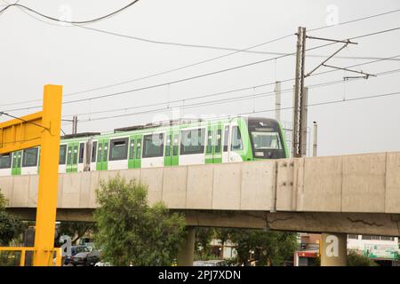 Elektrozug fährt durch Lima Peru Stockfoto