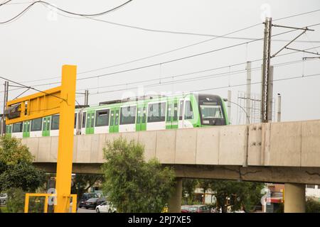 Elektrozug fährt durch Lima Peru Stockfoto