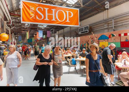 Canberra Australien Januar 24 2011; redaktionell berühmter Sonntagsmarkt im alten Busdepot-Gebäude. Stockfoto