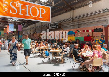 Canberra Australien Januar 24 2011; redaktionell berühmter Sonntagsmarkt im alten Busdepot-Gebäude. Stockfoto