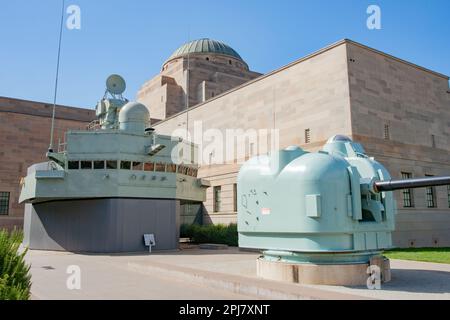 Canberra Australien Januar 24 2011; HMAS Brisbane Gun Mount vom Zerstörer des 11. Weltkriegs im Australian war Memorial. Stockfoto