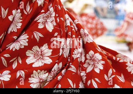 Gekleidet als baiana während einer Karnevalsprobe in Rio de Janeiro, Brasilien. Stockfoto