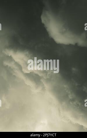 Sturm nähert sich mit grünen, am Boden beleuchteten Wolken Stockfoto