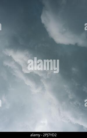 Wir nähern uns, von unten beleuchtete Sturmwolken Stockfoto