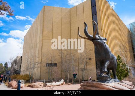 Denver, Colorado, USA - 3.22.2023: Denver Museum of Nature and Science, Außenansicht, Statue eines Elefanten Stockfoto